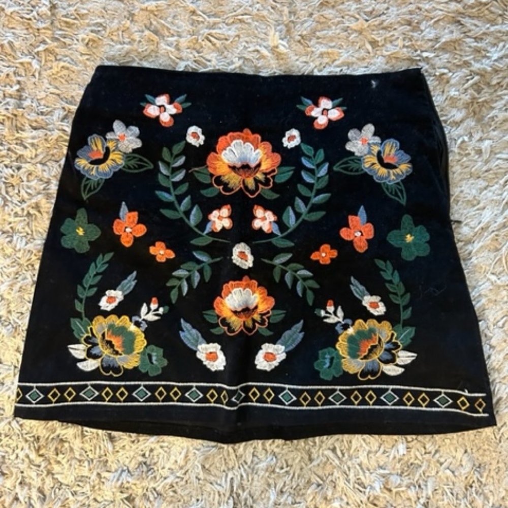 Flying Tomato Black velvet skirt with floral embroidery - size M